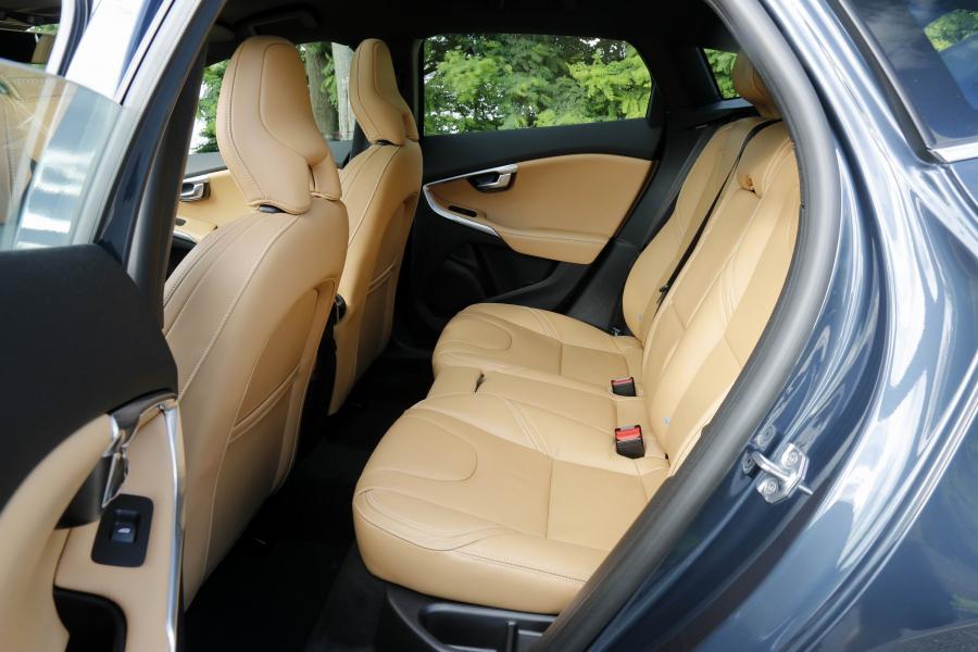 Интерьер Volvo V40 D4 Inscription 2016 года  (фото 16 из 19)